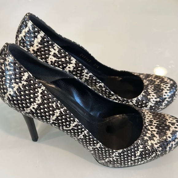Alexander McQueen RARE black and white snakeskin round toe heels shoes size 39.5 - Picture 2 of 8